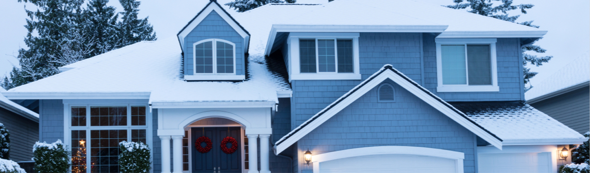 Maison résidentielle aux bardeaux enneigés, illustrant l’importance d’une inspection de toiture par Toiture Aubin après les rigueurs de l’hiver québécois.